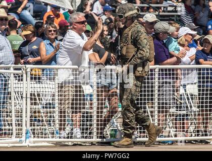 Un Marine con 1° Divisione Marine saluta gli spettatori dopo aver completato la Marine aria-terra task fore dimostrazione presso il 2017 Marine Corps Air Station Miramar Air Show a MCAS Miramar, California, Sett. 24. Il tema scelto per la air show è "un omaggio ai veterani del Vietnam" e dispone di numerosi spettacoli e visualizza riconoscendo i sacrifici dei veterani del Vietnam. L'aria mostrano inoltre presentato vari aerei militari e civili, lo spanning di più di 70 anni. Foto Stock