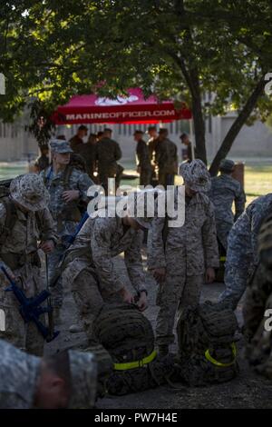 Stati Uniti Marine Corps Officer candidati con un Funzionario Ufficio Selezione College Station Texas, condurre una squadra antincendio concorrenza sul Texas A&M University Campus, Sett. 22, 2017. Esercizi di campo prepara al meglio i candidati per Officer candidati scuola (OCS), e contribuire a ridurre l'attrito in corso. Foto Stock