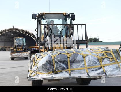 Air National Guard avieri con la 165Airlift Wing a Savannah, Ga., guidare carrelli elevatori con risposta di uragano di materiali di consumo e ingranaggio per un ponte aereo per Puerto Rico e St. Croix, Sett. 25, 2017, a Savannah Air National Guard Base. Il carico è stato caricato su un 143Airlift Wing, Rhode Island Air National Guard C-130J aeromobili cargo. Il volo partito questa mattina con una delle forze di sicurezza di emergenza il Washington Air National Guard nonché embedded media nazionali da NBC nightly news. Come di lunedì mattina, la 165Airlift Wing caricati C-130 e KC-135 aeromobile da 11 membri con carico, ge Foto Stock