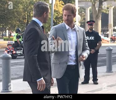 Michael Burns, CEO, Invictus Giochi, saluta la sua Altezza Reale il Principe Harry al di fuori del centro di Beanfield Fiera in Toronto, 25 Settembre 2017 Foto Stock