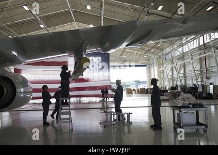 OAK HARBOR, nello Stato di Washington (Sett. 20, 2017) velisti assegnati per Patrol Squadron (VP) 4, caricare un modulo AGM-84D arpione su un P-8A Poseidon aeromobile durante una delle armi convenzionali competenza tecnica di ispezione. VP-4 continuerà a condurre ispezioni di competenza durante lo squadrone interdeployment del ciclo di preparazione. Foto Stock