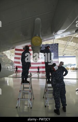 OAK HARBOR, nello Stato di Washington (Sett. 20, 2017) velisti assegnati per Patrol Squadron (VP) 4, caricare un modulo AGM-84D arpione su un P-8A Poseidon aeromobile durante una delle armi convenzionali competenza tecnica di ispezione. VP-4 continuerà a condurre ispezioni di competenza durante lo squadrone interdeployment del ciclo di preparazione. Foto Stock