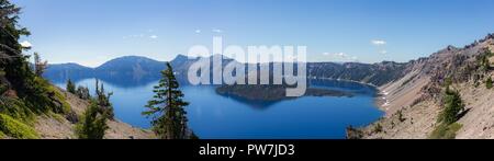 Il cratere del Lago Vista panoramica in estate. Wizard Island nel mezzo di acqua blu. Foto Stock