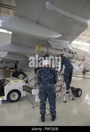 OAK HARBOR, nello Stato di Washington (Sett. 20, 2017) velisti assegnati per Patrol Squadron (VP) 4 caricare un modulo AGM-84D arpione su un P-8A Poseidon aeromobile durante una delle armi convenzionali competenza tecnica di ispezione. VP-4 continuerà a condurre ispezioni di competenza durante lo squadrone interdeployment del ciclo di preparazione. Foto Stock