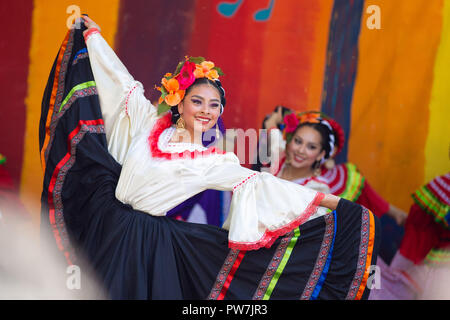 Portland, O / STATI UNITI D'America - 7 Maggio 2016: bella donna in un tradizionale costume latino balli presso il Cinco de Mayo celebrazione. Foto Stock