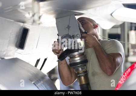 Stati Uniti Air Force Senior Airman Juan Suero, capo equipaggio, 482nd Manutenzione aeromobili squadrone, Homestead Air Base di riserva, Florida, refuels un F-16C Viper dal 482nd Fighter Wing, dopo l'aeromobile sono tornati a casa da essere evacuato il 21 settembre 2017. Il velivolo del Fighter Wing sono stati evacuati in Texas in anticipo di uragano di Irma approdo con la Florida. Foto Stock