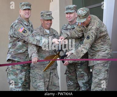 Da sinistra a destra, il Mag. Gen. Thomas Tempel, comandante generale, regionale salute Command-Central; Lt. Gen. Todd Semonite, comandante generale, U.S. Esercito di ingegneri; Gen. Robert Abrams, comandante generale, U.S. Forze armate comando; e Briga. Gen. Jeff Broadwater, comandante generale, National Training Center e Fort Irwin, tagliare il nastro durante una sett. 21 cerimonia a significare l'apertura del nuovo esercito di erbaccia Comunità Ospedale a Fort Irwin, California. Foto Stock