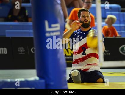 Esercito veterano Stefan Leroy, un ex sergente da Santa Rosa, California, si prepara a servire una pallavolo durante la seduta pallavolo playoff al Pan Am Centro sportivo a Toronto, Canada, Sett. 26, 2017. Team sconfitta degli Stati Uniti i Paesi Bassi 2-1 e avanzerà fino alle semifinali. Foto Stock