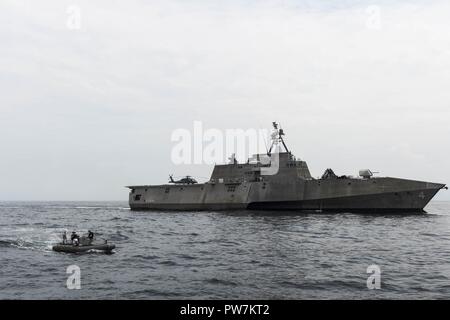 Lo stretto di Malacca (sett. 26, 2017) Il programma Littoral Combat Ship USS Coronado (LCS 4) vele con la Royal Navy malese fregata Lekiu KD (F30) e corvette KD Lekir (F26) durante la formazione marittima attività (MTA) Malaysia 2017. Il Coronado è a rotazione la distribuzione negli Stati Uniti 7 flotta area di responsabilità, il pattugliamento della regione marine e scafo di lavoro-a-scafo con marine partner per fornire 7 flotta con le funzionalità flessibili di cui ha bisogno ora e in futuro. Foto Stock