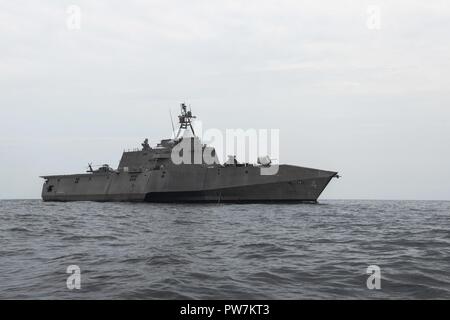 Lo stretto di Malacca (sett. 26, 2017) Il programma Littoral Combat Ship USS Coronado (LCS 4) vele con la Royal Navy malese fregata Lekiu KD (F30) e corvette KD Lekir (F26) durante la formazione marittima attività (MTA) Malaysia 2017. Il Coronado è a rotazione la distribuzione negli Stati Uniti 7 flotta area di responsabilità, il pattugliamento della regione marine e scafo di lavoro-a-scafo con marine partner per fornire 7 flotta con le funzionalità flessibili di cui ha bisogno ora e in futuro. Foto Stock