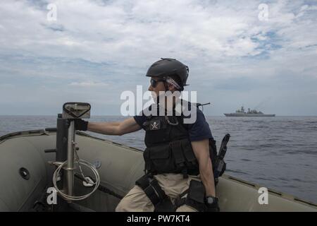 Lo stretto di Malacca (sett. 26, 2017) Fire Controlman 1a classe Richard E. Byrd, assegnato al programma Littoral Combat Ship USS Coronado LCS (4), conduce la visita, scheda, ricerca e sequestro (VBSS) trapani mentre in mare durante la formazione marittima attività (MTA) Malaysia 2017. Il Coronado è a rotazione la distribuzione negli Stati Uniti 7 flotta area di responsabilità, il pattugliamento della regione marine e scafo di lavoro-a-scafo con marine partner per fornire 7 flotta con le funzionalità flessibili di cui ha bisogno ora e in futuro. Foto Stock