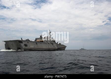 Lo stretto di Malacca (sett. 26, 2017) Il programma Littoral Combat Ship USS Coronado (LCS 4) vele con la Royal Navy malese fregata Lekiu KD (F30) e corvette KD Lekir (F26) durante la formazione marittima attività (MTA) Malaysia 2017. Il Coronado è a rotazione la distribuzione negli Stati Uniti 7 flotta area di responsabilità, il pattugliamento della regione marine e scafo di lavoro-a-scafo con marine partner per fornire 7 flotta con le funzionalità flessibili di cui ha bisogno ora e in futuro. Foto Stock