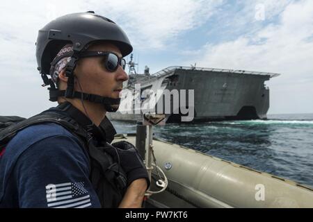 Lo stretto di Malacca (sett. 26, 2017) Fire Controlman 1a classe Richard E. Byrd, assegnato al programma Littoral Combat Ship USS Coronado LCS (4), conduce la visita, scheda, ricerca e sequestro (VBSS) trapani mentre in mare durante la formazione marittima attività (MTA) Malaysia 2017. Il Coronado è a rotazione la distribuzione negli Stati Uniti 7 flotta area di responsabilità, il pattugliamento della regione marine e scafo di lavoro-a-scafo con marine partner per fornire 7 flotta con le funzionalità flessibili di cui ha bisogno ora e in futuro. Foto Stock