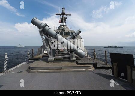 Lo stretto di Malacca (sett. 26, 2017) Il programma Littoral Combat Ship USS Coronado (LCS 4) vele a fianco della Royal Navy malese fregata Lekiu KD (F30) e corvette KD Lekir (F26) durante la formazione marittima attività (MTA) Malaysia 2017. Il Coronado è a rotazione la distribuzione negli Stati Uniti 7 flotta area di responsabilità, il pattugliamento della regione marine e scafo di lavoro-a-scafo con marine partner per fornire 7 flotta con le funzionalità flessibili di cui ha bisogno ora e in futuro. Foto Stock