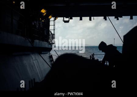 PUERTO RICO (sett. 24, 2017) - Un marinaio assegnato all assalto unità artigianali 2 prepara una landing craft utility per la partenza dal ben coperta dell'assalto anfibio nave USS Kearsarge (LHD 3). Il Dipartimento della difesa è di sostenere la Federal Emergency Management Agency, il piombo agenzia federale, per aiutare le persone colpite dall'uragano Maria per ridurre al minimo la sofferenza e come un componente del tutto generale di risposta del governo sforzi. Foto Stock