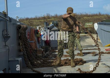 PUERTO RICO, (sett. 24, 2017) - di Boatswain Mate 2a classe Sharon Estrada, assegnato a Assault Craft due unità, sposta le catene sul ponte di una landing craft utility dopo lo sbarco di truppe e di carico nel Porto Rico, Sett. 24, 2017. Il Dipartimento della difesa è il supporto di Federal Emergency Management Agency (FEMA), il piombo agenzia federale, per aiutare le persone colpite dall'uragano Maria per ridurre al minimo la sofferenza ed è un componente del complessivo intero-di-risposta del governo sforzo. Foto Stock