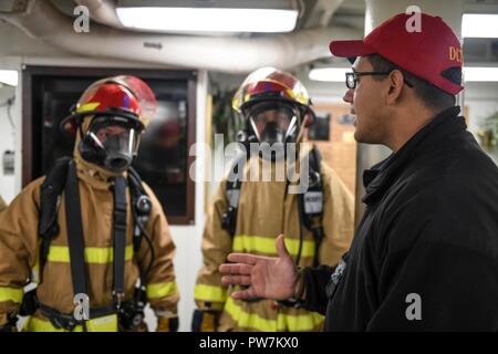 Oceano atlantico (sett. 22, 2017) - di Boatswain Mate 2a classe Keanu Torres, da Lakeland, Florida, mutandine marinai durante un quartier generale praticare a bordo del Arleigh Burke-class guidato-missile destroyer USS James E. Williams (DDG 95) sett. 22, 2017. James E. Williams, home-ported a Norfolk, è su una distribuzione di routine per gli Stati Uniti Sesta flotta area di operazioni a sostegno degli Stati Uniti per gli interessi di sicurezza nazionali in Europa. Foto Stock