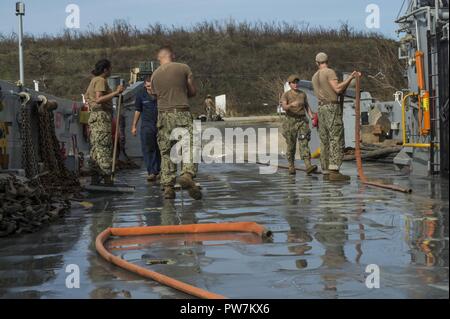 PUERTO RICO, (sett. 24, 2017) - marinai, assegnato a Assault Craft due unità, rendere il ponte di una landing craft utility pronto a prendere su di truppe e di carico nel Porto Rico, Sett. 24, 2017. Il Dipartimento della difesa è il supporto di Federal Emergency Management Agency (FEMA), il piombo agenzia federale, per aiutare le persone colpite dall'uragano Maria per ridurre al minimo la sofferenza ed è un componente del complessivo intero-di-risposta del governo sforzo. Foto Stock