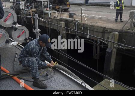 FASLANE in Scozia (sett. 22, 2017) di Boatswain Mate 2a classe Carlos Cortes fissa una linea di carburante a bordo del Arleigh Burke-class guidato-missile destroyer USS Winston S. Churchill (DDG 81) Settembre 22, 2017. Winston Churchill S., homeported alla stazione navale di Norfolk, sta conducendo operazioni navali negli Stati Uniti Sesta flotta area di operazioni a sostegno degli Stati Uniti per gli interessi di sicurezza nazionali in Europa. Foto Stock