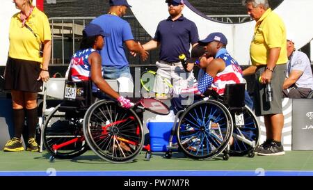 Il Comando Operazioni Speciali veterano Sgt. Roosevelt Anderson e veterano Navy Chief Petty Officer Sharona giovani del team di noi hanno gareggiato in partite di tennis contro la Nuova Zelanda e l'Australia sett. 24, 2017, durante l'Invictus giochi, a Toronto in Canada. La Invictus Giochi, istituito dal principe Harry nel 2014, riunisce i feriti e i veterani feriti da 17 nazioni per 12 adaptive eventi sportivi, tra cui via e un campo basket in carrozzella, Rugby in carrozzina, nuoto, seduta a pallavolo e nuovo per il 2017 giochi, golf. Foto Stock