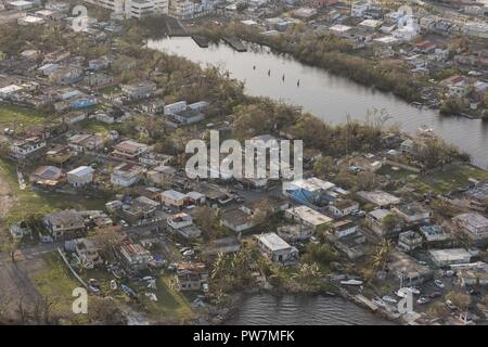 Vista aerea mostra la devastazione a Puerto Rico, Settembre 25, 2017 dopo l uragano Maria spazzato tutta l'isola, Sept 20; distruggendo case, downing linee di alimentazione e lo sradicamento della vegetazione. La guardia nazionale ha distribuito oltre 1.000 truppe per fornire aiuti di emergenza a fianco di supporto altri lo stato federale e aiutando i partner con gli interventi di soccorso. Foto Stock