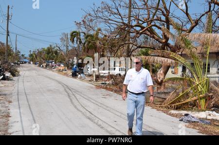 I membri della Task Force tasti talk con i residenti e i danni del sondaggio in tutta la contea di Monroe, FL dopo il passaggio dell uragano Irma, 20 settembre 2017. Foto Stock