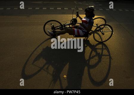 Army Spc. Stephanie Morris alimenta un ciclo di mano durante la mattina inizio delle escursioni in bicicletta al 2017 Invictus Games a Toronto in Canada da settembre 27, 2017. Foto Stock