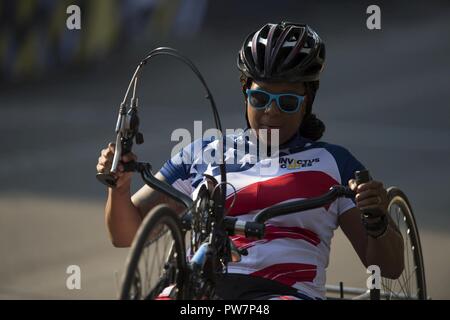 Army Spc. Stephanie Morris alimenta un ciclo di mano durante la mattina inizio delle escursioni in bicicletta al 2017 Invictus Games a Toronto in Canada da settembre 27, 2017. Foto Stock