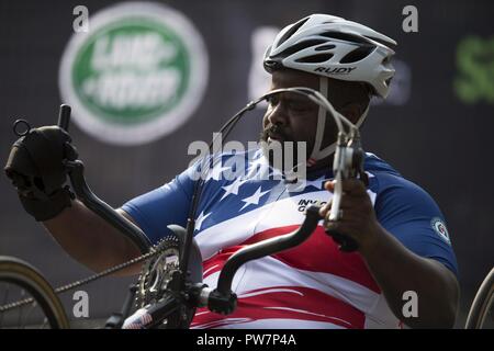 Stati Uniti Coast Guard pensionati Lt. Sancho Johnson alimenta un ciclo di mano durante il 2017 Invictus Games a Toronto in Canada da settembre 27, 2017. Foto Stock