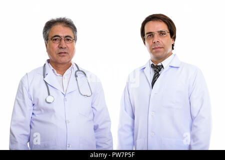 Studio shot del giovane medico con senior uomo persiano medico Foto Stock