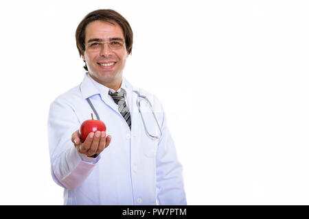 Studio shot di giovani felici uomo persiano medico sorridere mentre givi Foto Stock