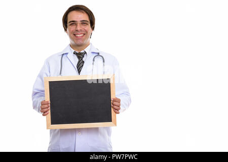 Studio shot di giovani felici persiano medico uomo sorridente mentre tenere Foto Stock