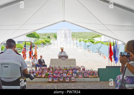 HONOLULU - Col. Stephen Dawson, comandante della U.S. Esercito Garrison-Hawaii, eroga il keynote address a stella in oro che le madri e le famiglie cerimonia, Sett. 24, presso il National Memorial Cemetery del Pacifico. Foto Stock