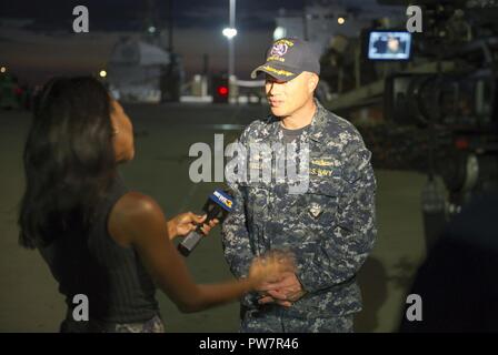 NORFOLK (sett. 27, 2017) Capt. Christopher Wells, comandante della a galla in avanti l'allestimento base-interim USS Ponce (AFSB(i) 15) è intervistato da una stazione televisiva locale dopo il ritorno alla stazione navale di Norfolk dopo essere stato distribuito negli Stati Uniti Quinta Flotta area di operazioni per più di cinque anni. Foto Stock