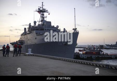 NORFOLK, Virginia (sett. 27, 2017) a galla in avanti l'allestimento base-interim USS Ponce (AFSB(i) 15) ritorna alla stazione navale di Norfolk, Virginia, dopo essere stato distribuito negli Stati Uniti Quinta Flotta area di operazioni per più di cinque anni. Foto Stock