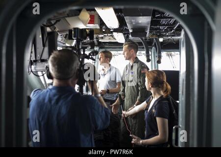 Mar dei Caraibi (sett. 27, 2017) reporter intervista Adm posteriore. Jeff Hughes, comandante di sciopero Expeditionary Group (ESG) 2, a bordo di un assalto anfibio nave USS Kearsarge (LHD 3) sulle operazioni in Puerto Rico. Kearsarge è assistere con i soccorsi dopo il passaggio dell uragano Maria. Il Dipartimento della difesa è di sostenere la Federal Emergency Management Agency, il piombo agenzia federale, per aiutare le persone colpite dall'uragano Maria per ridurre al minimo la sofferenza ed è un componente del complessivo intero-di-risposta del governo sforzo. Foto Stock