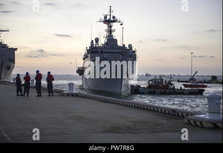 NORFOLK, Virginia (sett. 27, 2017) a galla in avanti l'allestimento base-interim USS Ponce (AFSB(i) 15) ritorna alla stazione navale di Norfolk, Virginia, dopo essere stato distribuito negli Stati Uniti Quinta Flotta area di operazioni per più di cinque anni. Foto Stock