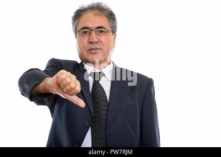 Studio shot di senior imprenditore persiano dando il pollice verso il basso Foto Stock