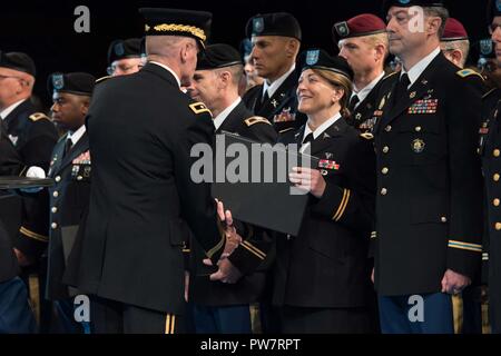 Col. Karen Kopydlowski, Direttore per la ricerca a sostegno, U.S. Army Medical Research Institute di Malattie Infettive (USAMRIID), riceve un certificato di pensionamento durante un dipartimento dell'esercito Cerimonia di pensionamento a Conmy Hall, Base comune Myer-Henderson Hall, Va., Sett. 28, 2017. Col. Kopydlowski si ritira dopo più di 28 anni di servizio nell'esercito degli Stati Uniti. Foto Stock