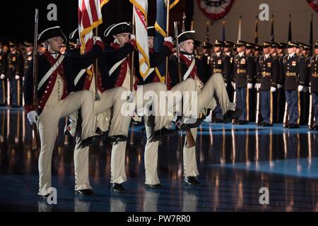 I soldati assegnati al 3D U.S. Reggimento di Fanteria di partecipare a un dipartimento dell'esercito Cerimonia di pensionamento a Conmy Hall, Base comune Myer-Henderson Hall, Va., Sett. 28, 2017. 35 soldati provenienti da tutta l'esercito pensionato con una collettiva totale di oltre 700 anni di servizio. Foto Stock