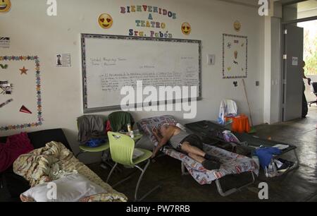 Vega Baja, PR, Settembre 27, 2017 - un uragano Maria superstite dorme nel dramma di classe A in Aula il lino Padrón high school, che serve come un rifugio nel comune di Vega Baja. Yuisa Rios/FEMA Foto Stock