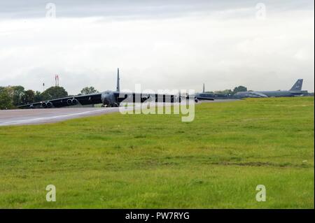 B Stratofortress' dalla seconda ala bomba, Barksdale Air Force Base, La., taxi giù per la pista di RAF Fairford, Regno Unito, per volare a casa sett. 29, 2017. I velivoli sono stati distribuiti a RAF Fairford per tre settimane a sostegno del bomber e garanzia di operazioni di dissuasione. Foto Stock