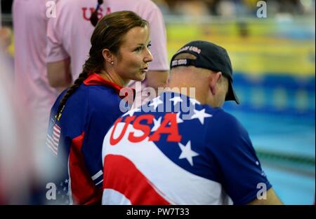 Stati Uniti Air Force Capt. Christy Wise, Team capitano degli Stati Uniti, chat con un altro membro del team mentre a fare il tifo per i compagni di squadra durante il nuoto eliminatorie al 2017 Invictus Giochi nel Pan Am Centro sportivo a Toronto, Canada, Sett. 28, 2017. La Invictus giochi sono stati stabiliti dal principe Harry del Galles nel 2014 e hanno riunito i feriti e i veterani feriti da 17 nazioni per competere in dodici adaptive eventi sportivi. Foto Stock