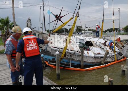 Coast Guard Chief Warrant Officer Scott Smith del Pacifico Strike Team e costruzione di Laredo Project Manager Bob Springob valutare operazioni di distacco per un peschereccio spostato qui a Houston in Texas il 7 settembre 28, 2017. Il Coast Guard, il Texas terra generale Ufficio, il Texas Commissione sulla qualità dell'ambiente e l'Agenzia per la protezione ambientale sono stati completamente integrati in un comando unificato con la missione assegnazione di rimozione spostato o parzialmente sommerso le navi come un risultato di uragano Harvey. Foto Stock