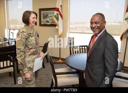 Il Mag. Gen. Sheryl Gordon, Alabama Guardia Nazionale aiutante generale, si incontra con il Sig. Eugenio Collins, Vice Assistente Segretario dell'esercito (l'ambiente, la sicurezza e la salute sul posto di lavoro) in Alabama Guardia Nazionale forza comune sede in Montgomery, Alabama, Sett. 27, 2017. Foto Stock