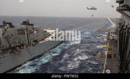 Mar dei Caraibi (sett. 26, 2017) l'assalto anfibio nave USS Wasp (LHD 1) conduce a una ricostituzione in mare a fianco del combattimento veloce nave appoggio USNS alimentazione (T-AOE-6). Vespa è al largo dell'isola di Dominica fornendo aiuti per gli sfollati come parte della prima risposta sforzi nella scia di uragano Maria. Il Dipartimento della difesa è di sostenere gli Stati Uniti Agenzia per lo Sviluppo Internazionale (USAID), il piombo agenzia federale, per aiutare le persone colpite dall'uragano Maria per ridurre al minimo la sofferenza ed è un componente del complessivo intero-di-risposta del governo sforzo. Foto Stock