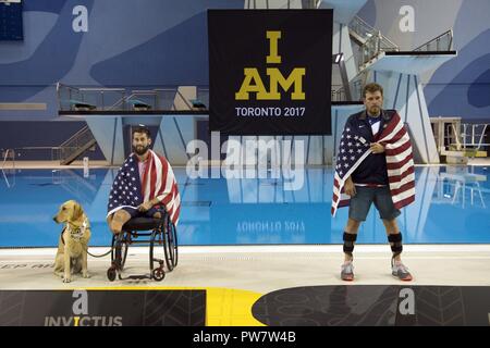 Marina in pensione Petty Officer di 2a classe di Nathaniel Hamilton, a destra, e l'esercito veterano Stefan LeRoy presentarsi dopo la ricezione di medaglie nel 2017 Invictus Games a Toronto in Canada da settembre 29, 2017. Hamilton ha vinto l'oro e LeRoy ha vinto il bronzo in 50 metri dorso. Foto Stock