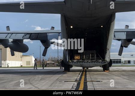 Stati Uniti Air National Guard aviatori assegnato all'antenna 156Porto Muniz Air National Guard Base, Puerto Rico scarico di un pallet di forniture sett. 29, 2017. Stati Uniti attività militari supportFEMA nonché delle autorità statali e locali di salvataggio e di soccorso dopo il passaggio dell uragano Maria. Foto Stock