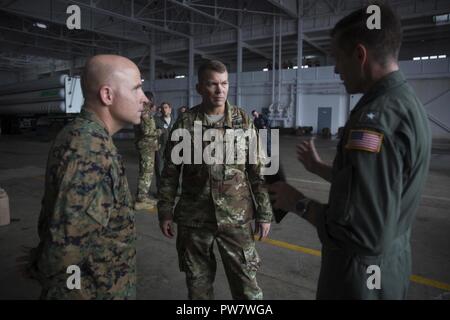 Esercito degli Stati Uniti Lt. Gen. Jeff Buchanan, centro, il comandante degli STATI UNITI Esercito parla del Nord con gli Stati Uniti Navy Adm posteriore. Jeff Hughes, a destra il comandante di Expeditionary Strike gruppo 2), E DEGLI STATI UNITI Marine Corps Col. Farrell Sullivan, il comandante del XXVI Marine Expeditionary Unit, articolazione durante le operazioni di soccorso di coordinamento a Ceiba, Puerto Rico, Sett. 30, 2017. Il Dipartimento della difesa è il supporto di Federal Emergency Management Agency, il piombo agenzia federale, per aiutare le persone colpite dall'uragano Maria per ridurre al minimo la sofferenza ed è un componente del complessivo intero-di-risposta del governo ef Foto Stock