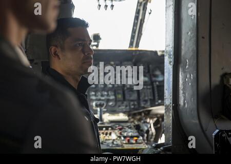 Wilmer Valderrama, un leader membro del cast della CBS hit dramma "NCIS: Naval indagini penali", ascolta un Marine spiegare le funzionalità di un CH-53E Super Stallion durante un tour di OSU al Marine Corps Air Station Miramar, California, Sett. 30. Principali membri del cast da hit CBS dramma "NCIS: Naval indagini penali", Brian Dietzen, Duane Henry, Sean Murray e Valderrama visualizzate tre diverse piattaforme di aeromobili con terzo aeromobile Marina Wing e ha partecipato a un pranzo con Marines prima di una sessione di domande e risposte e mostra lo screening. Foto Stock